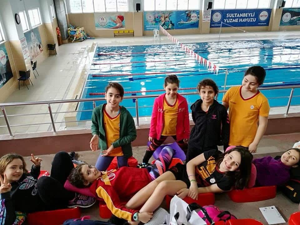 Buse Melek yaş grubu yüzme takımına seçildikten sonra takım arkadaşlarıyla