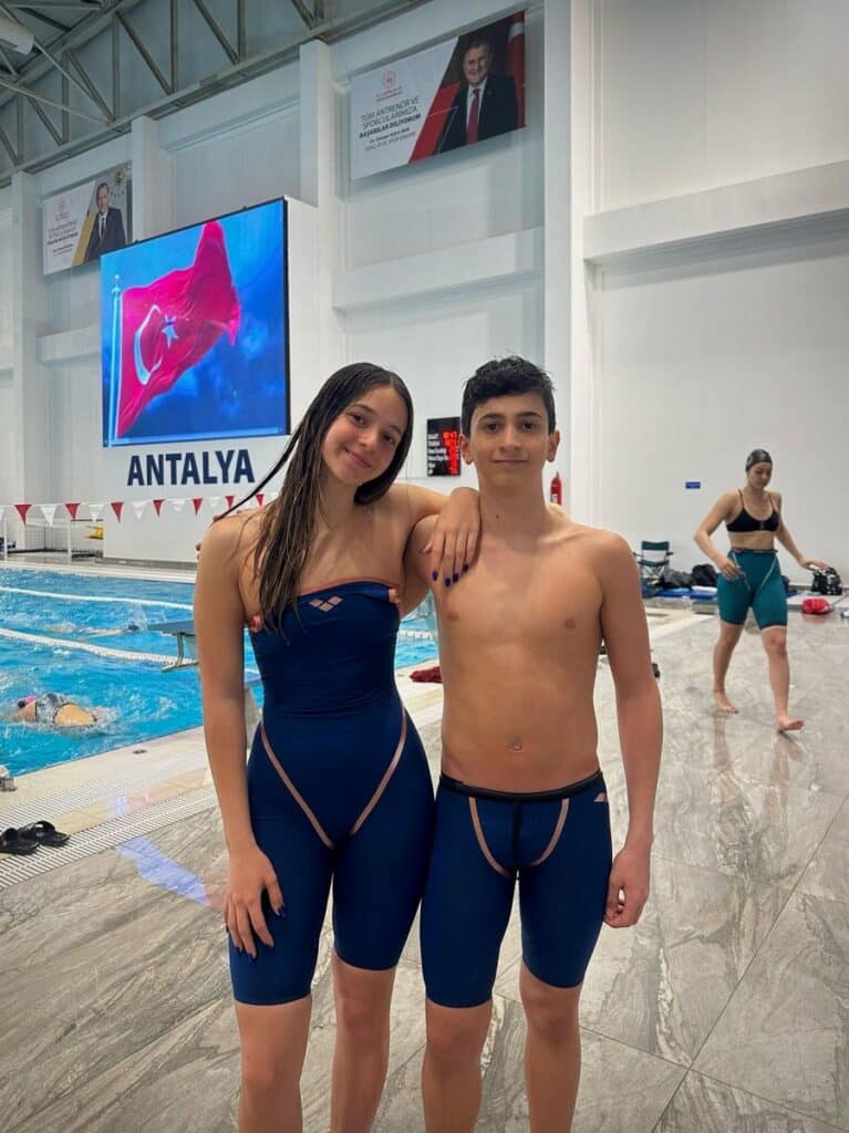 Buse Melek ve Umut Antalya Milli Takım Seçmeleri’nde havuz kenarında