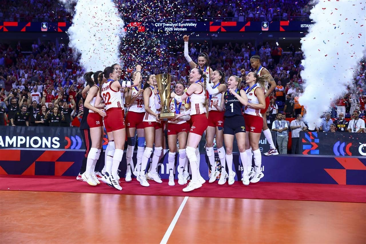 Filenin Sultanları 2026 Avrupa Şampiyonluğu kupasını İstanbul'da kutlarken