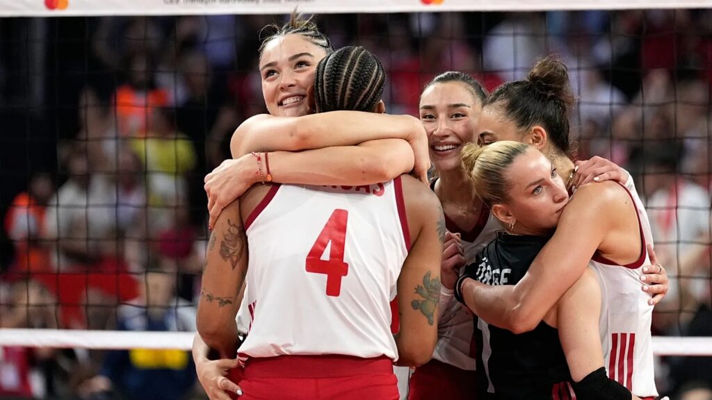 Filenin Sultanları 2026 Avrupa Şampiyonası finalinde birbirlerine sarılırken