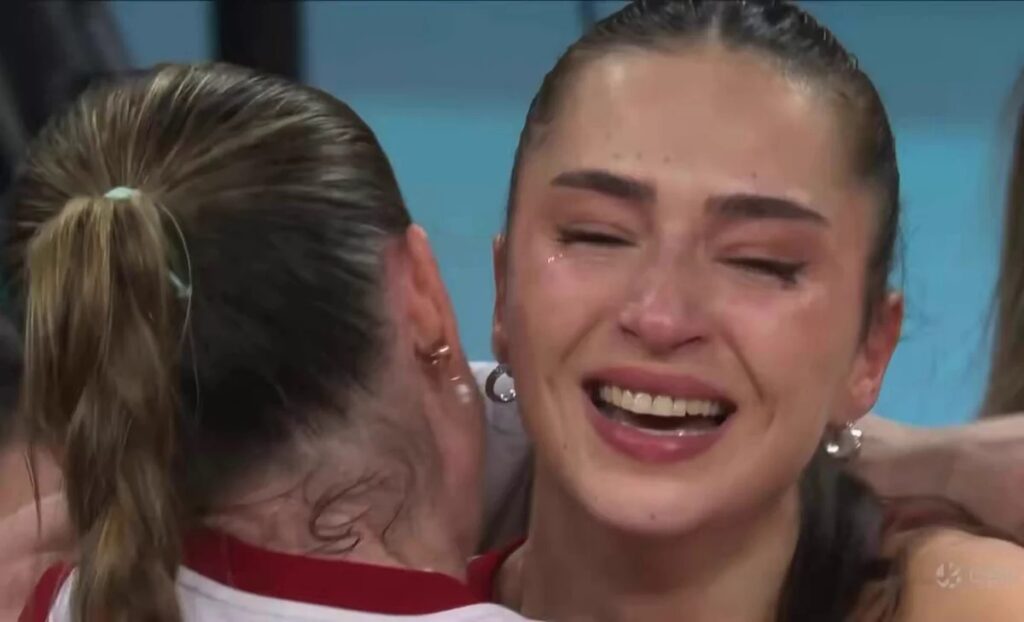 Saliha Şahin şampiyonluk sonrası Eda Erdem'e sarılırken