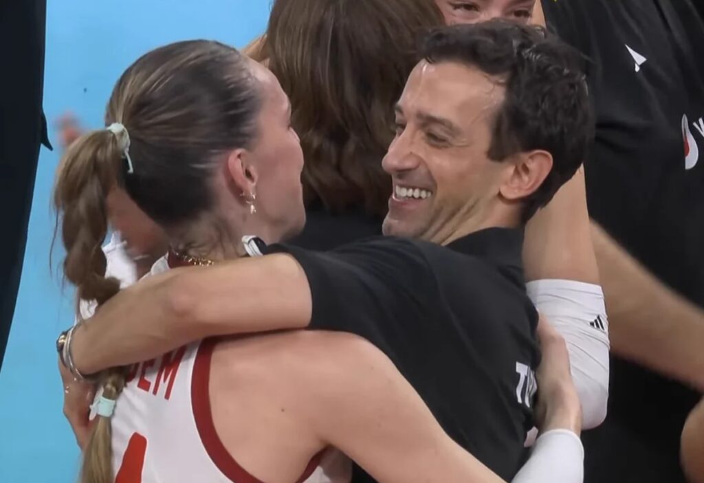 Daniele Santarelli milli takım oyuncusuyla şampiyonluk sonrası sarılırken