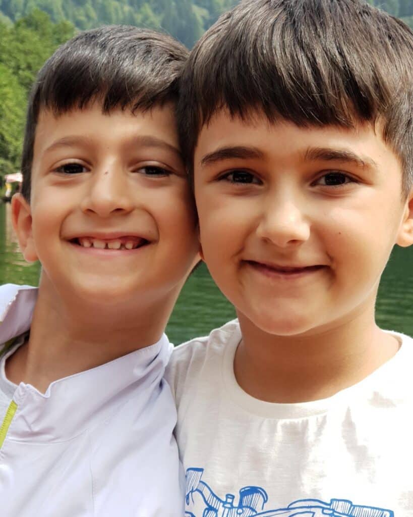 Umut ve kuzeni Demir’in Galatasaray futbol okuluna devam ettikleri yıllardan birlikte çekilmiş fotoğrafı