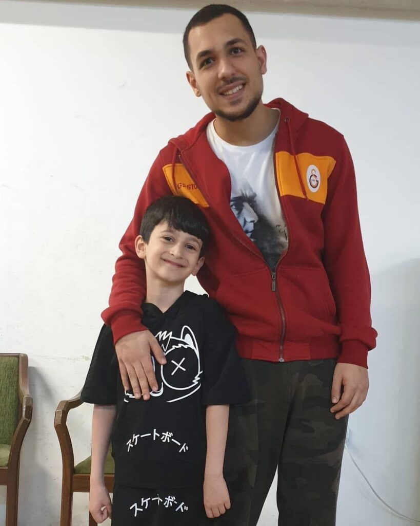 Umut’un ilk yüzme yıllarında antrenörü Eray Hoca ile birlikte çekilen fotoğrafı